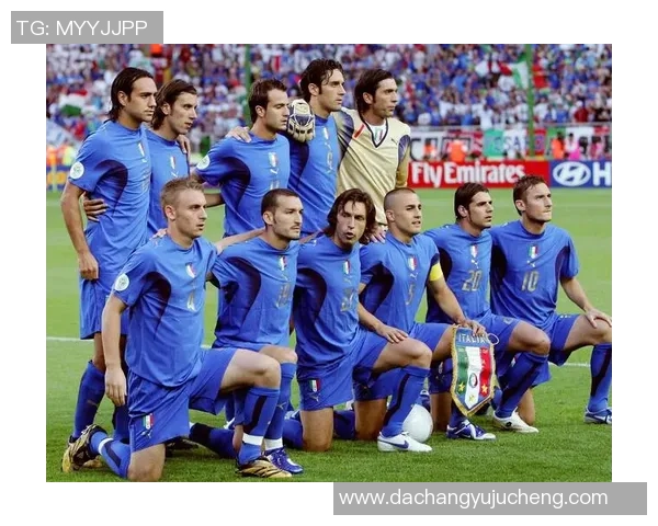 三位足球巨星同框聚焦 聚光灯下的荣耀与激情瞬间 三位足球巨星同框聚焦 聚光灯下的荣耀与激情瞬间