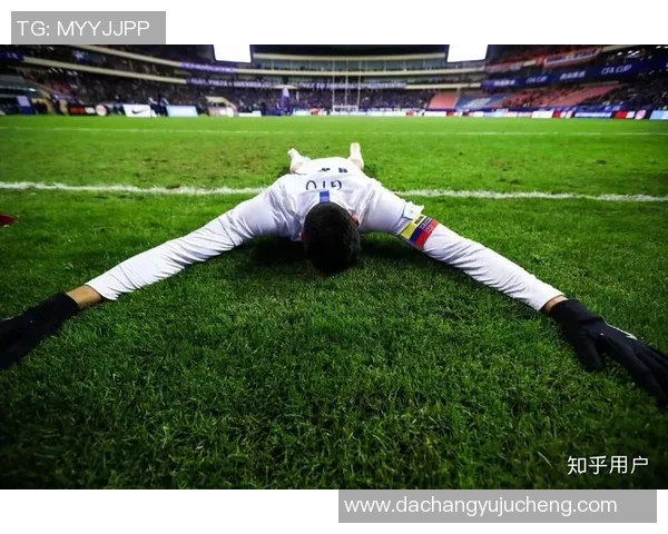 猫咪闯入足球场只为近距离观赏球星精彩表现成焦点